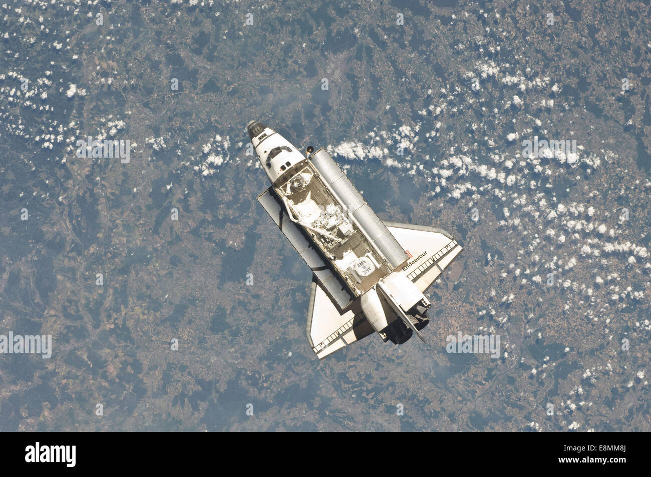18 maggio 2011 - Lo Space Shuttle Endeavour backdropped da una terra colorata. Foto Stock