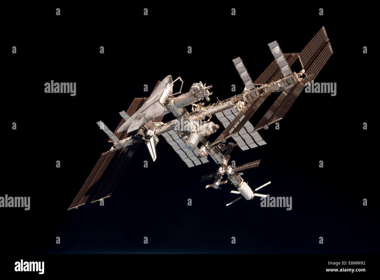 23 maggio 2011 - La Stazione Spaziale Internazionale e docked Space Shuttle Endeavour, backdropped da terra e la nerezza di spa Foto Stock