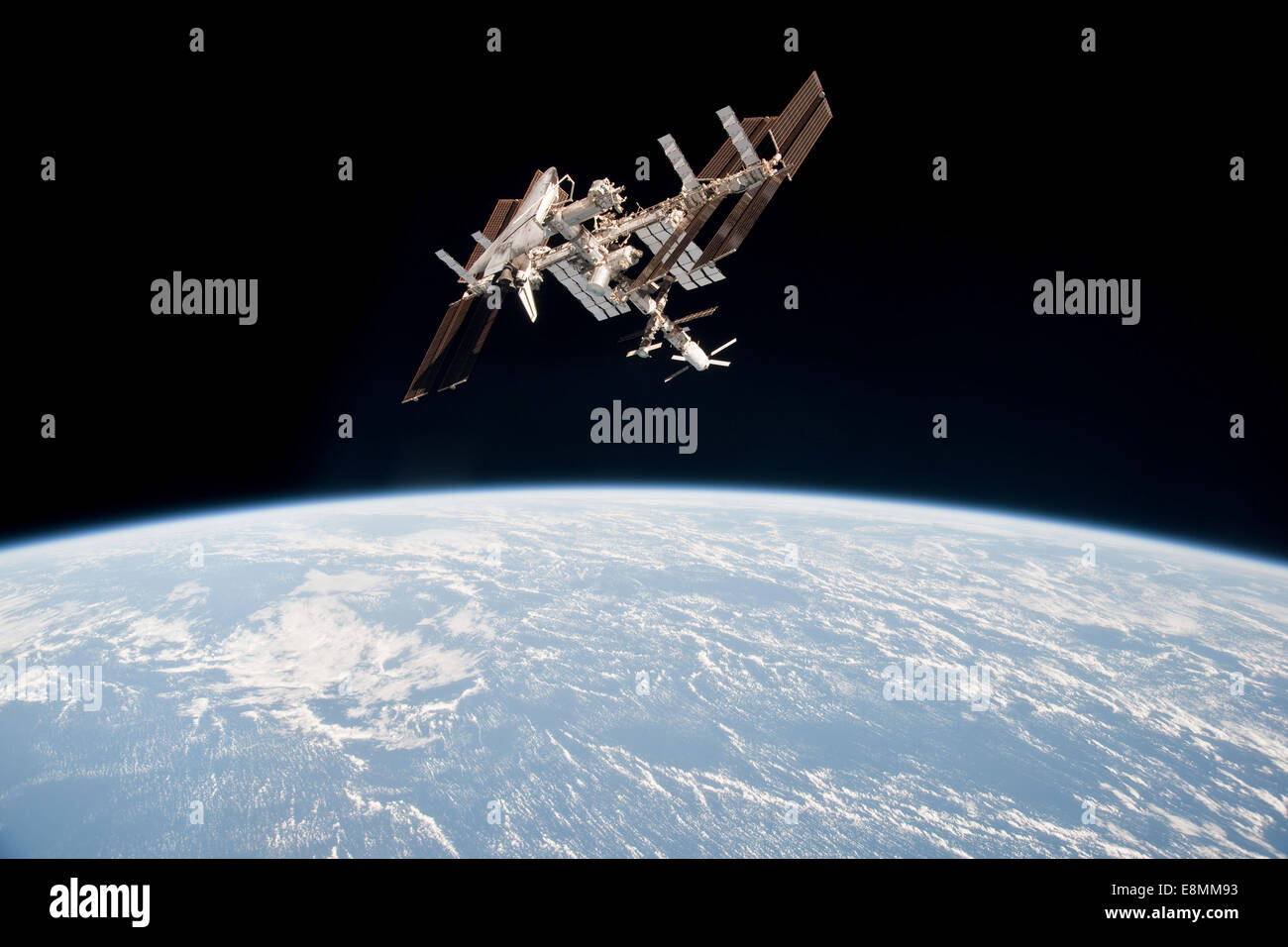 23 maggio 2011 - La Stazione Spaziale Internazionale e docked Space Shuttle Endeavour, backdropped da terra e la nerezza di spa Foto Stock