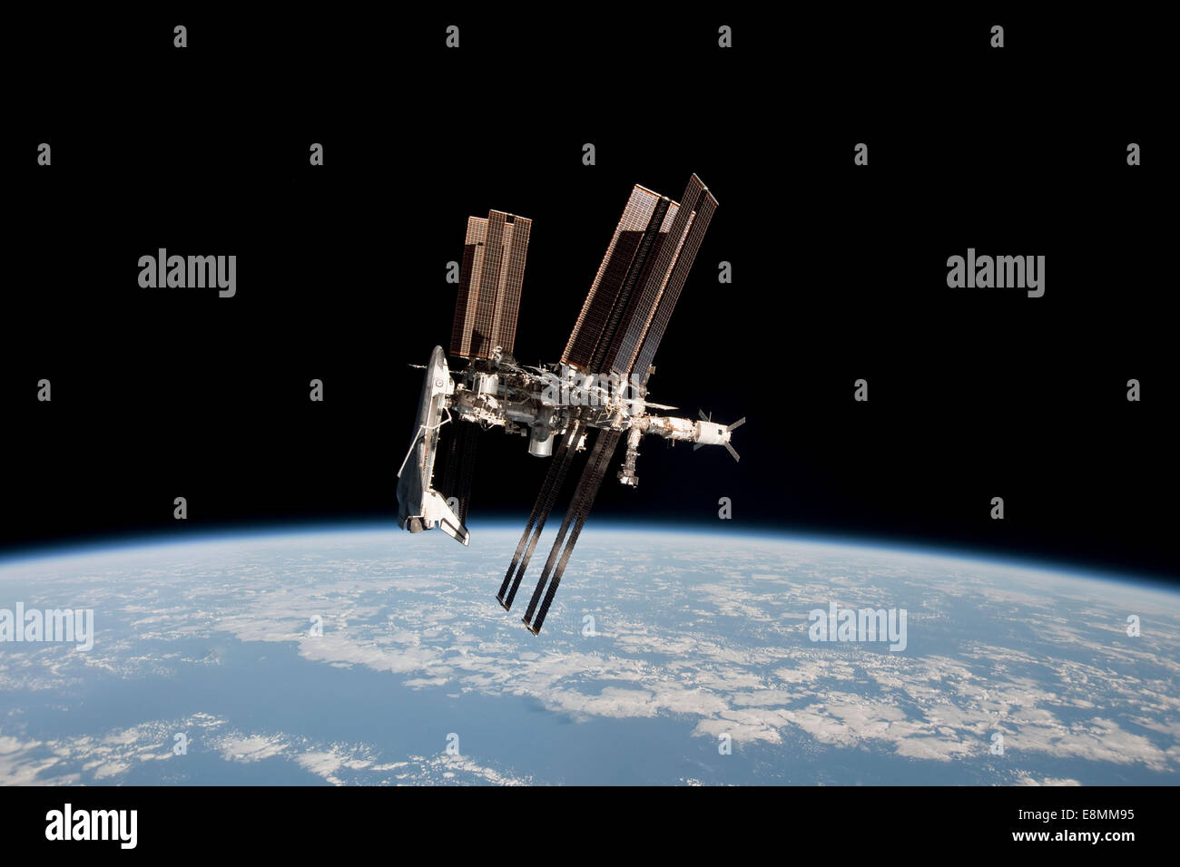 23 maggio 2011 - La Stazione Spaziale Internazionale e docked Space Shuttle Endeavour, backdropped da terra e la nerezza di spa Foto Stock