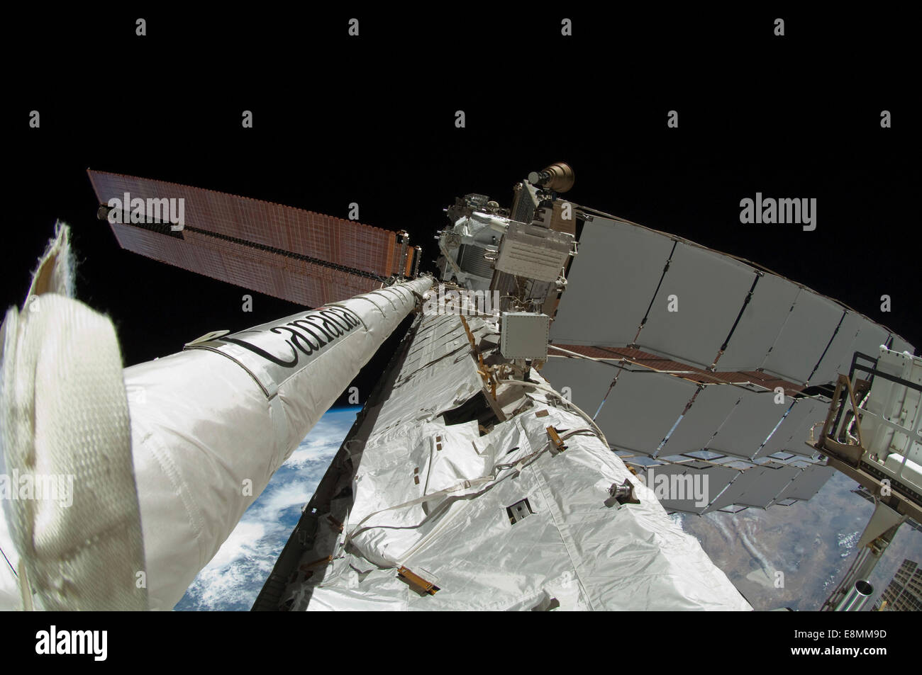 27 maggio 2011 - lente fish-eye della neo-attaccato 50 piede-avanzata lungo la stazione spaziale internazionale del complessivo braccio. Foto Stock