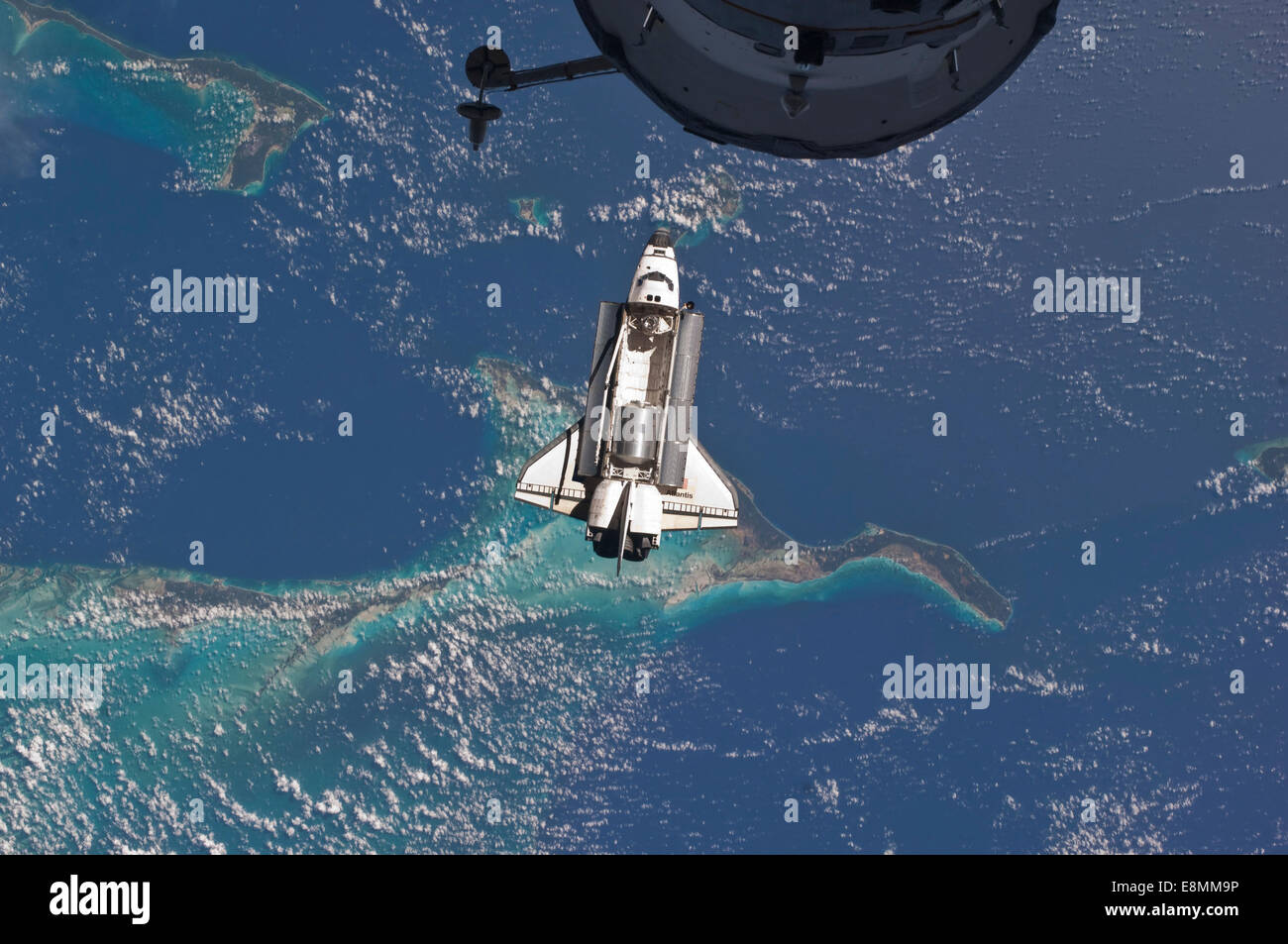 Luglio 10, 2011 - Space Shuttle Atlantis su Bahamas. Parte di un progresso russo lander è visibile in primo piano. Foto Stock