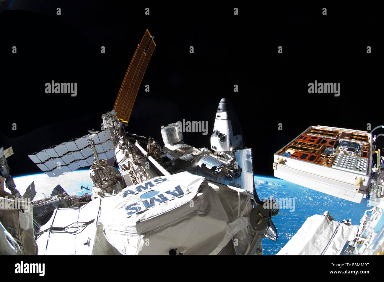 Luglio 12, 2011 - Vista della Stazione Spaziale Internazionale con lo space shuttle Atlantis ancorata al telaio centrale e un russo Soyuz d Foto Stock
