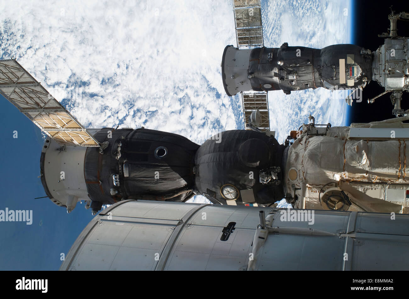 Luglio 12, 2011 - Un russo Soyuz (in primo piano), e un progresso russo nave di alimentazione (fondo), sono ancorate alla International S Foto Stock