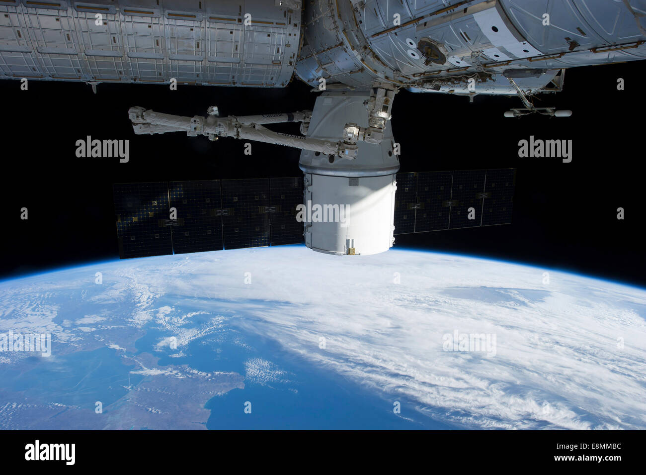 3 marzo 2013 - docking di SpaceX Dragon per la Stazione Spaziale Internazionale al di sopra di una nuvola coprì la terra. Foto Stock