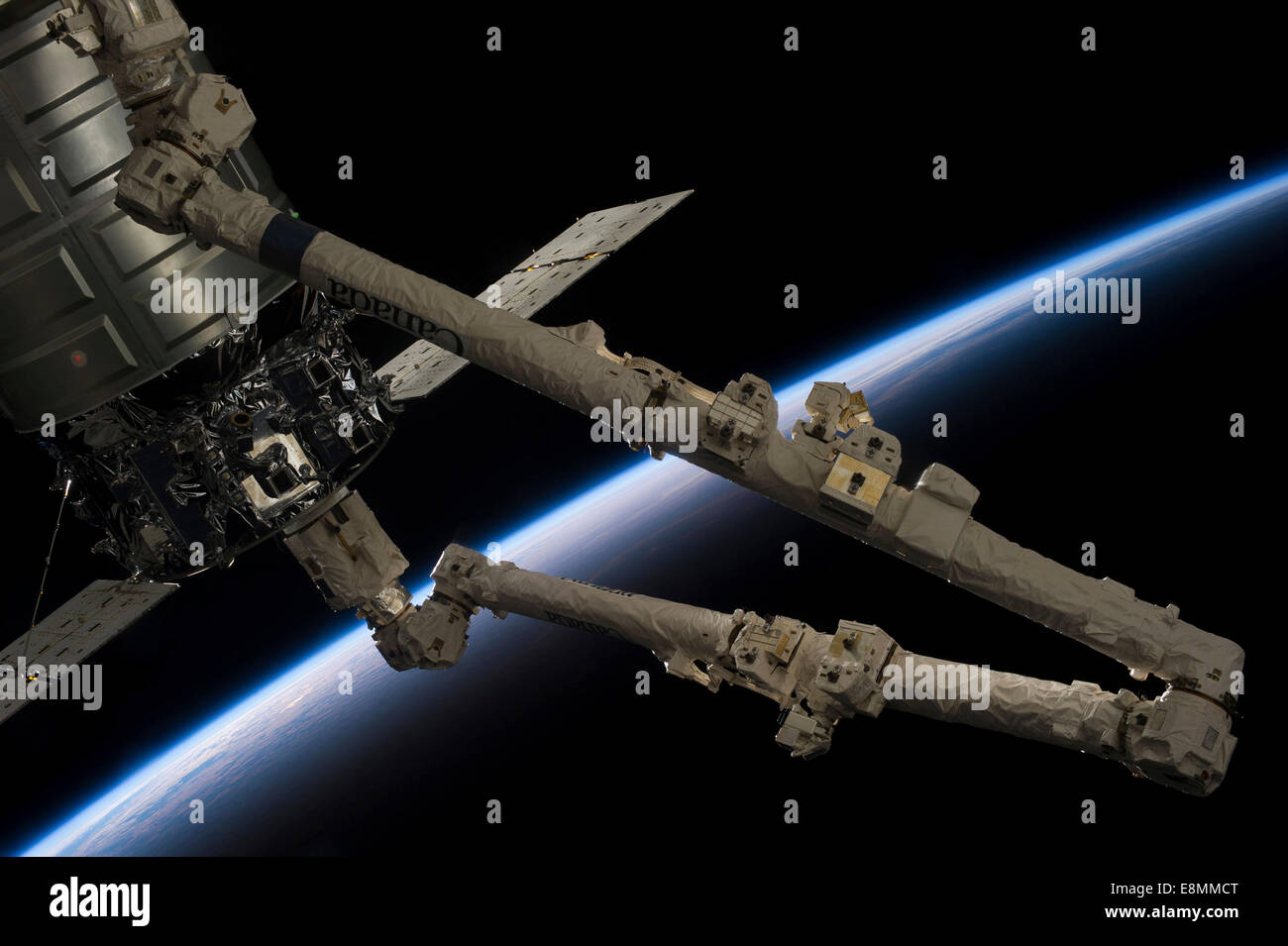 Ottobre 22, 2013 - La Stazione Spaziale Internazionale il Canadarm2 si appresta a rilasciare il Orbital Sciences' Cygnus imbarcazioni commerciali Foto Stock