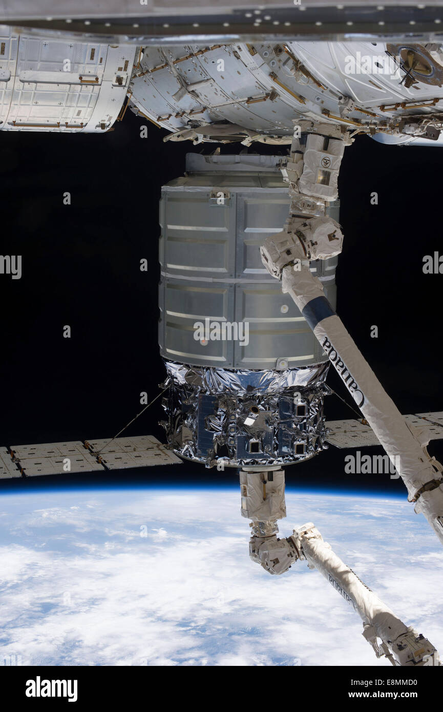 Ottobre 22, 2013 - La Stazione Spaziale Internazionale il Canadarm2 unberths la Orbital Sciences' Cygnus imbarcazioni commerciali. La massa di h Foto Stock