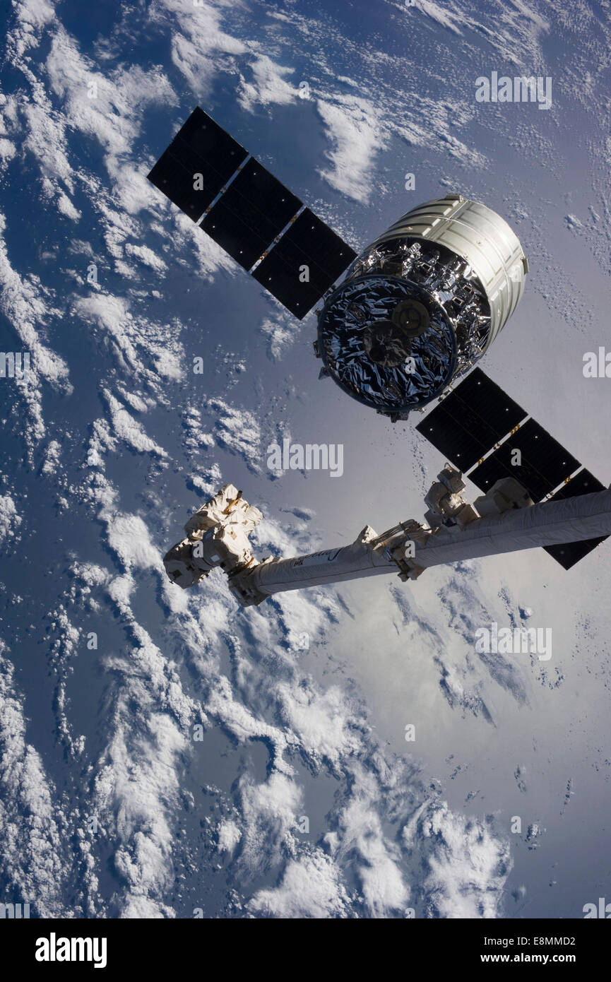 Ottobre 22, 2013 - La Stazione Spaziale Internazionale il Canadarm2 rilascia la Orbital Sciences' Cygnus imbarcazioni commerciali. Un blu un Foto Stock