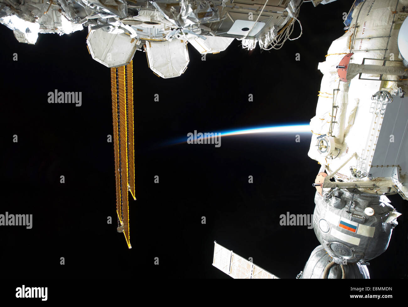 1 marzo 2011 - Vista di un inserito russo navicella spaziale Soyuz (a destra), una porzione della Stazione Spaziale Internazionale la ricerca airlock Foto Stock