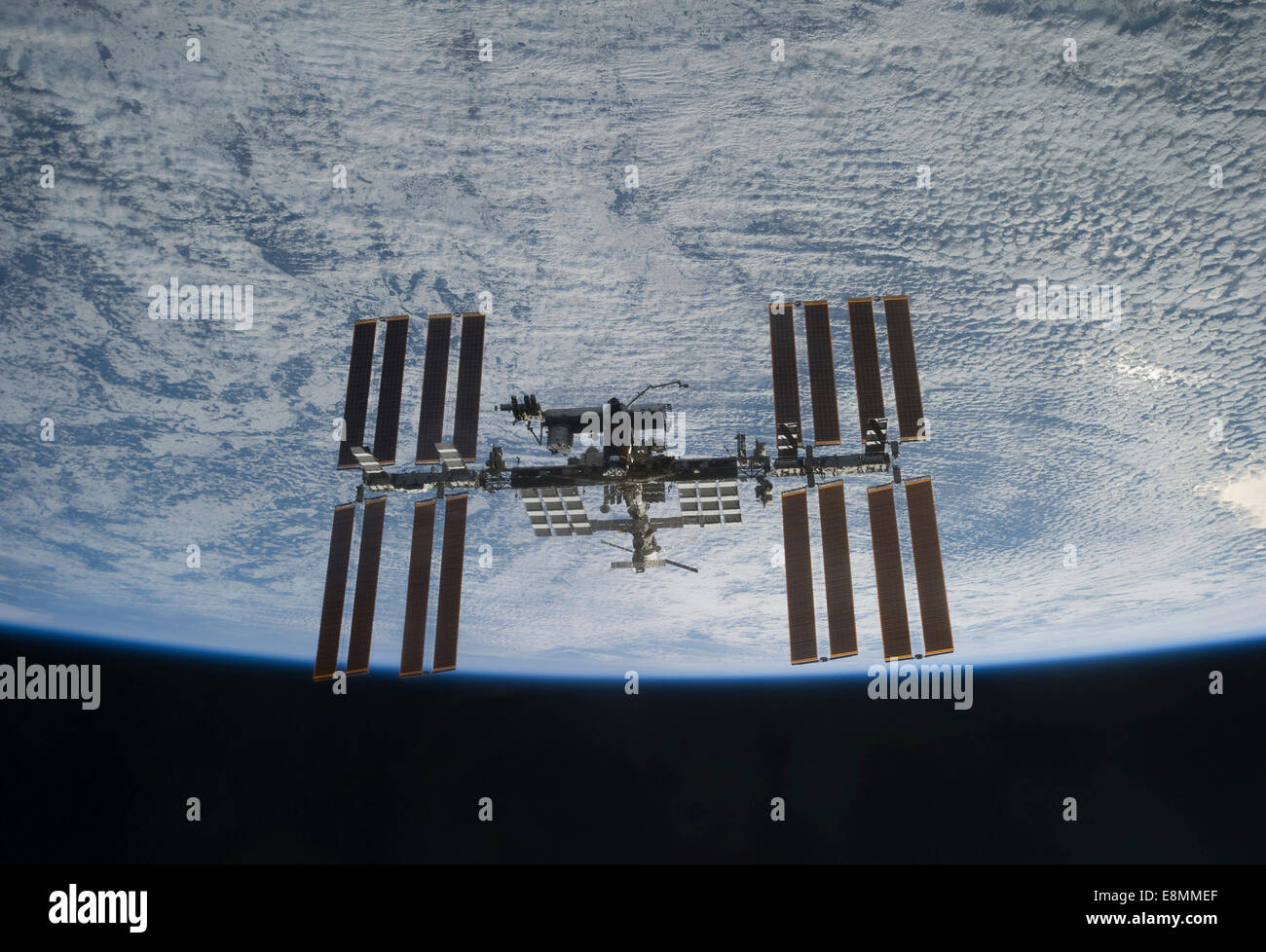 7 marzo 2011 - La Stazione Spaziale Internazionale backdropped contro le nubi sulla terra. Foto Stock