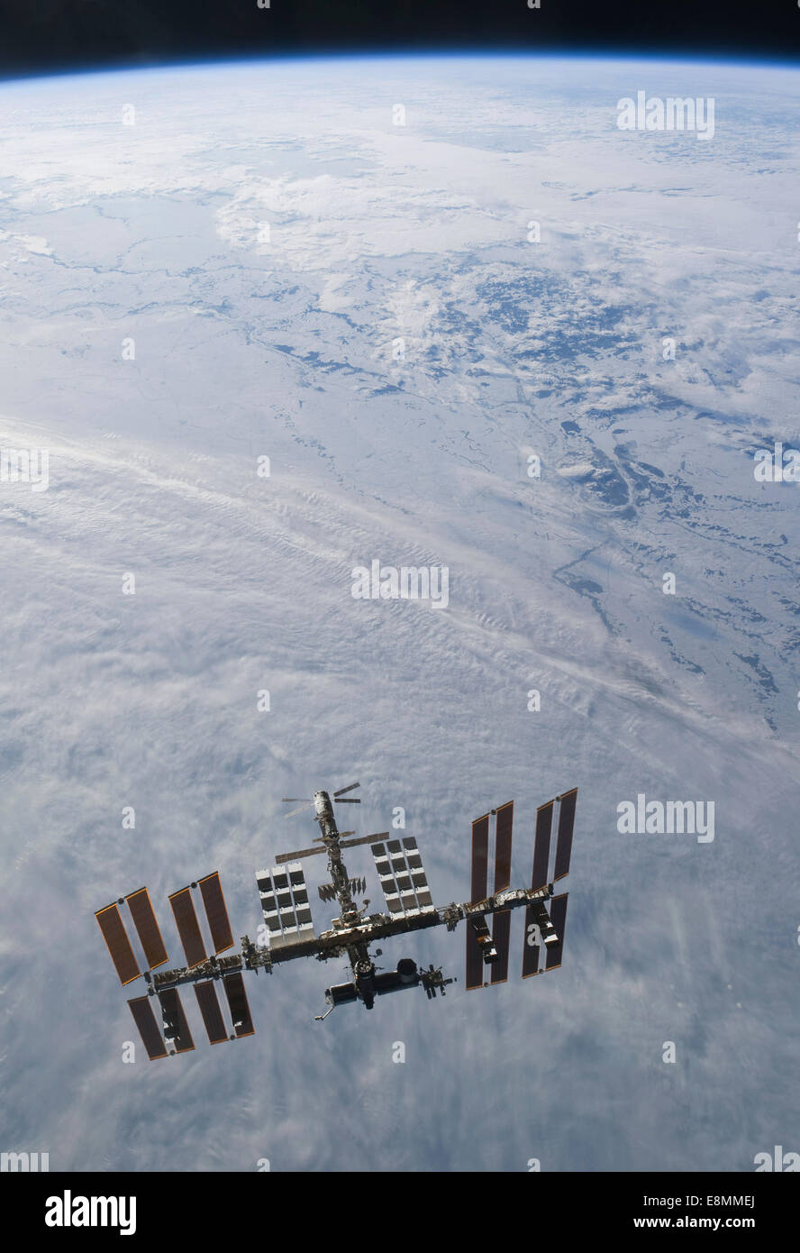 7 marzo 2011 - La Stazione Spaziale Internazionale backdropped contro le nubi sulla terra. Foto Stock