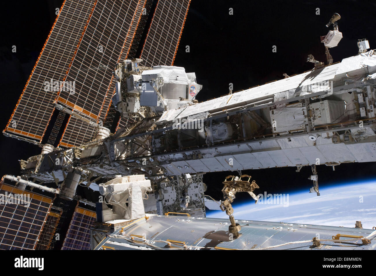 20 maggio 2011 - Il traliccio a tribordo della Stazione Spaziale Internazionale. Il neo-installato Alpha Magnetic Spectrometer-2 (AMS) ho Foto Stock