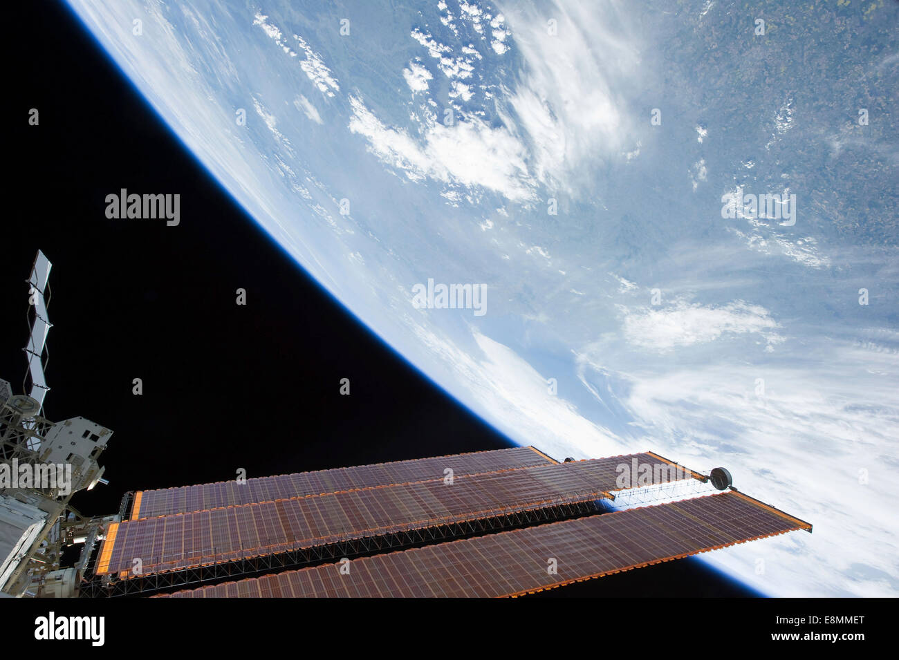 21 maggio 2011 - La Stazione Spaziale Internazionale solar array pannelli e una blu e bianco parte della terra. Foto Stock