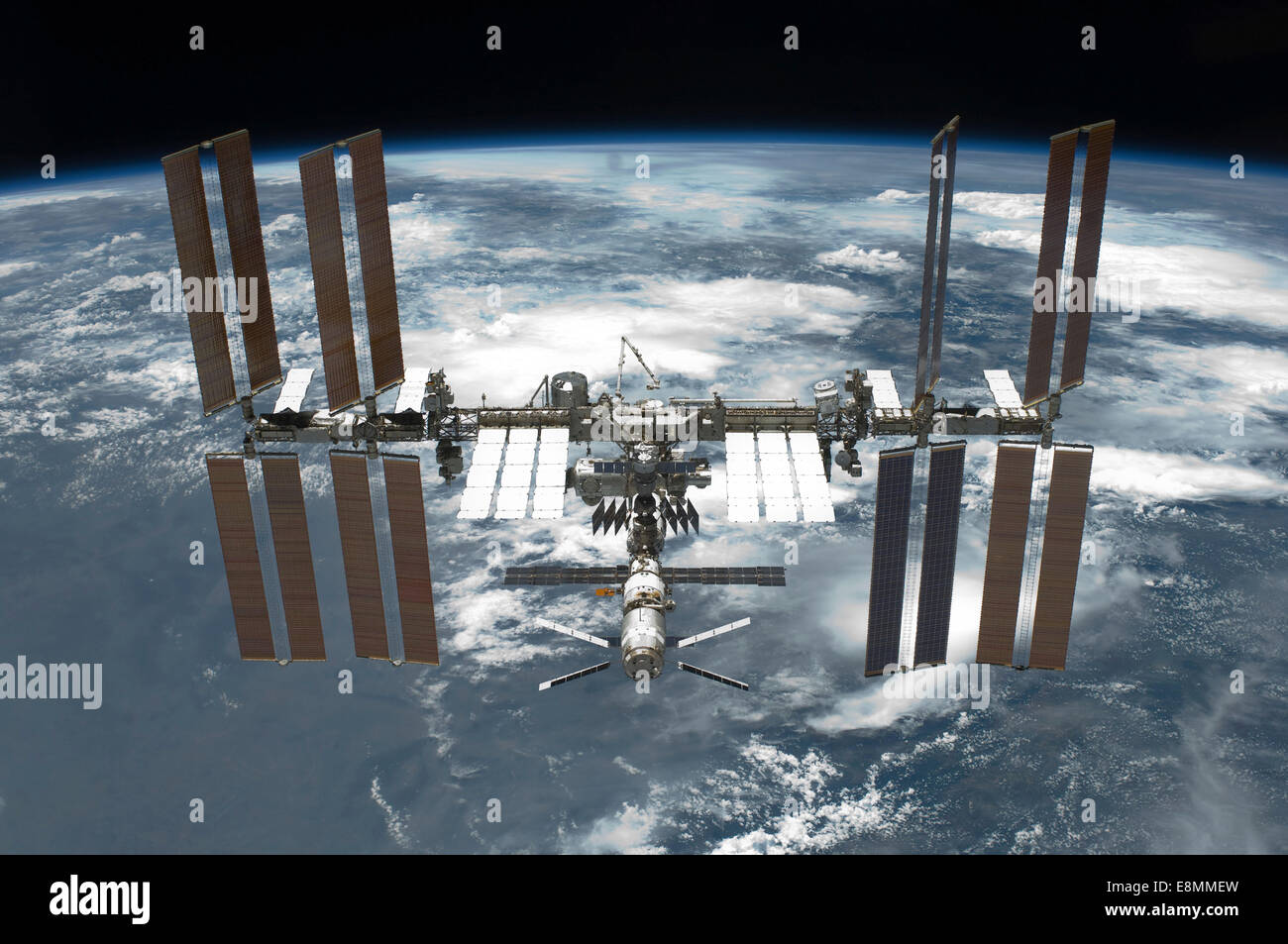 29 maggio 2011 - La Stazione Spaziale Internazionale backdropped da un blu e bianco messa a terra. Foto Stock