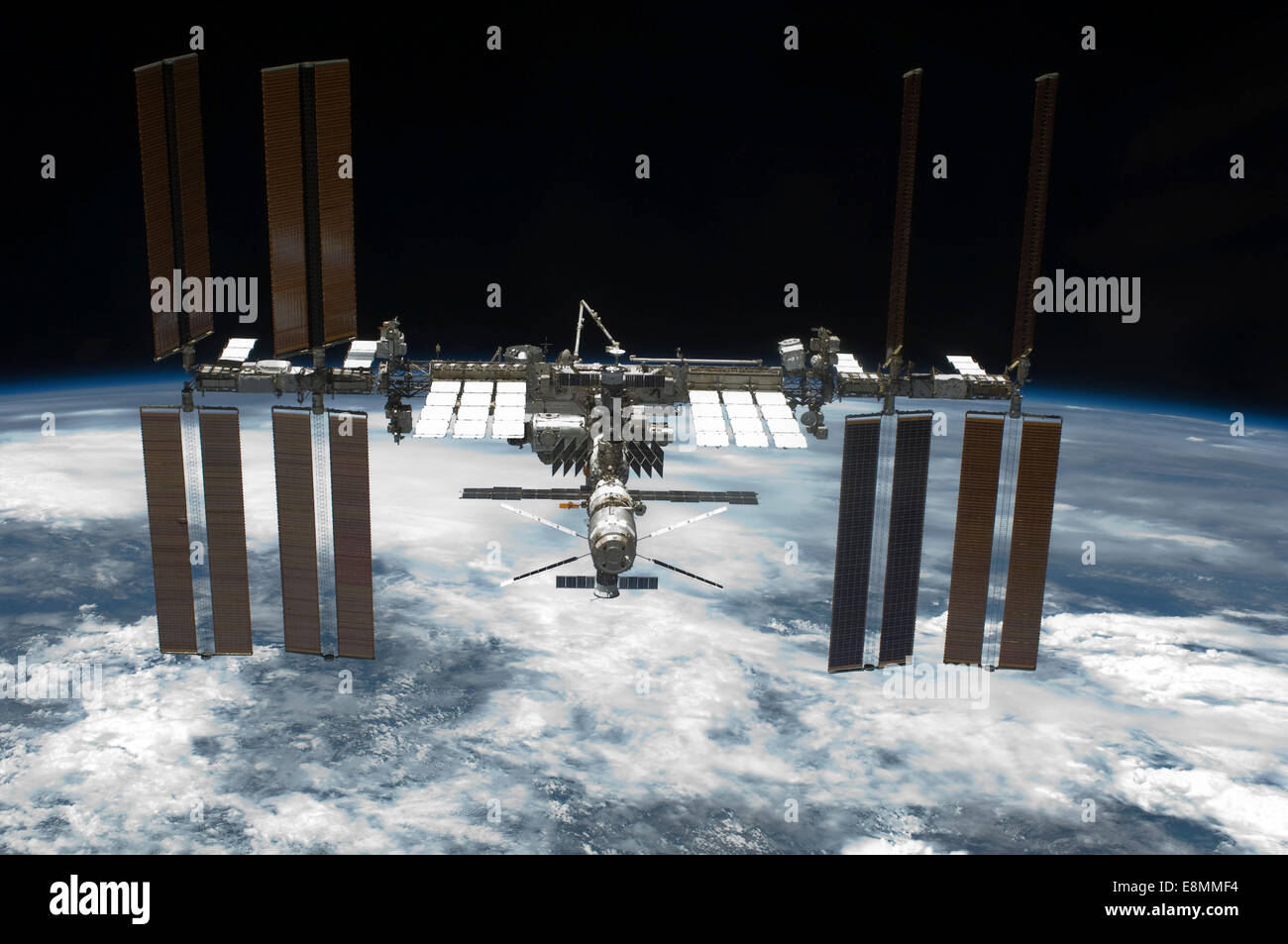 29 maggio 2011 - La Stazione Spaziale Internazionale backdropped da un blu e bianco messa a terra. Foto Stock