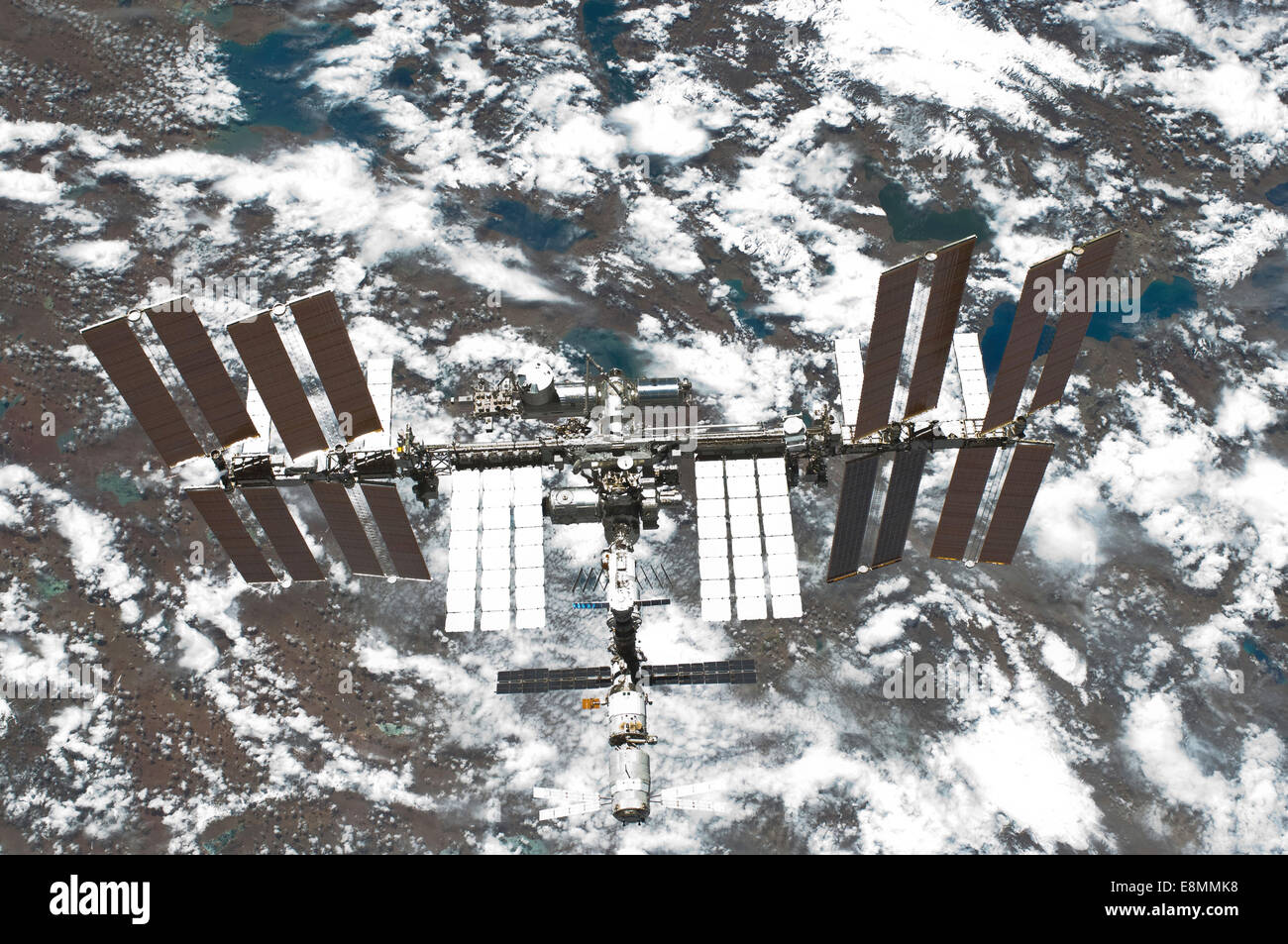 29 maggio 2011 - La Stazione Spaziale Internazionale backdropped da una parte colorata di terra. Foto Stock