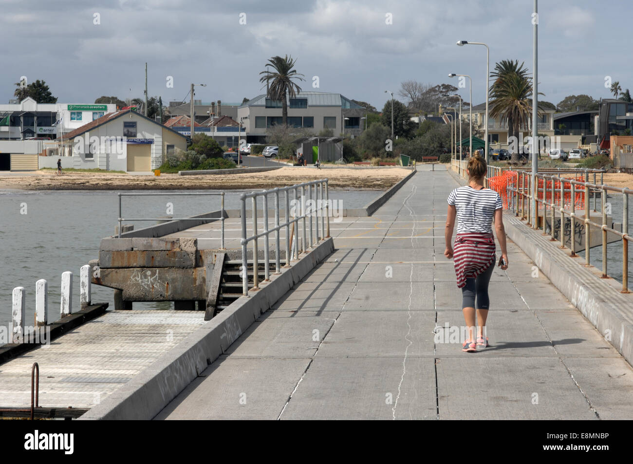 Le donne sul molo di Brighton, Brighton, Victoria, Australia Foto Stock