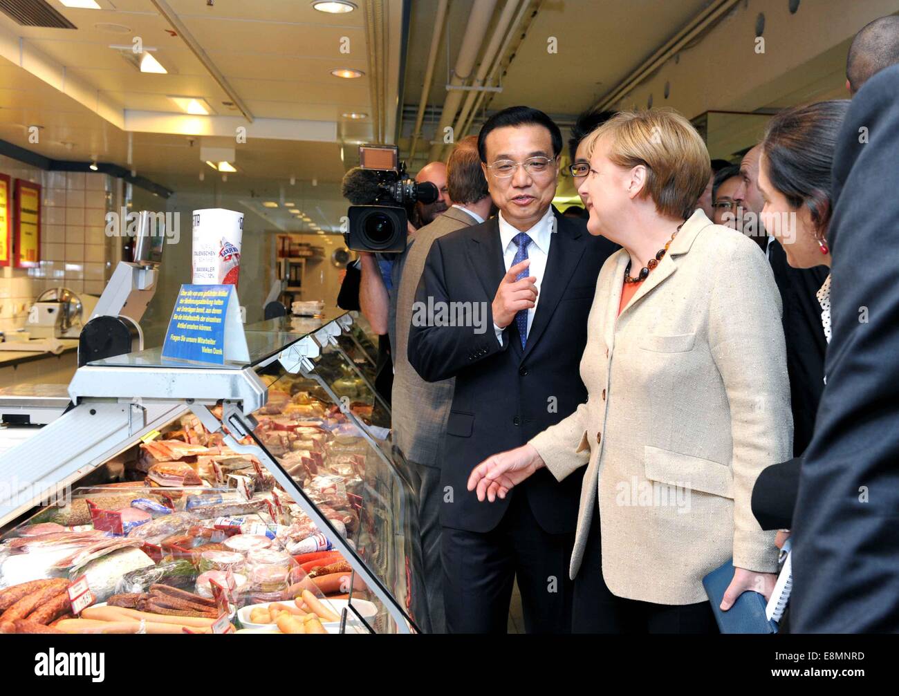 Berlino, Germania. 10 ottobre, 2014. Il premier cinese LI Keqiang (L) e il Cancelliere tedesco Angela Merkel (R) visitare un supermercato dopo i bilaterali governative consultazioni a Berlino, Germania, 10 ottobre, 2014. Credito: Rao Aimin/Xinhua/Alamy Live News Foto Stock