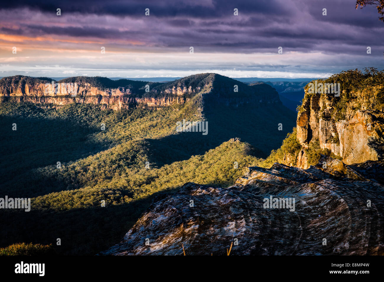 Sunrise su Mt Solitario e il castello nelle montagne blu nei pressi di Katoomba, Australia. Montare Solitario e il castello. Foto Stock