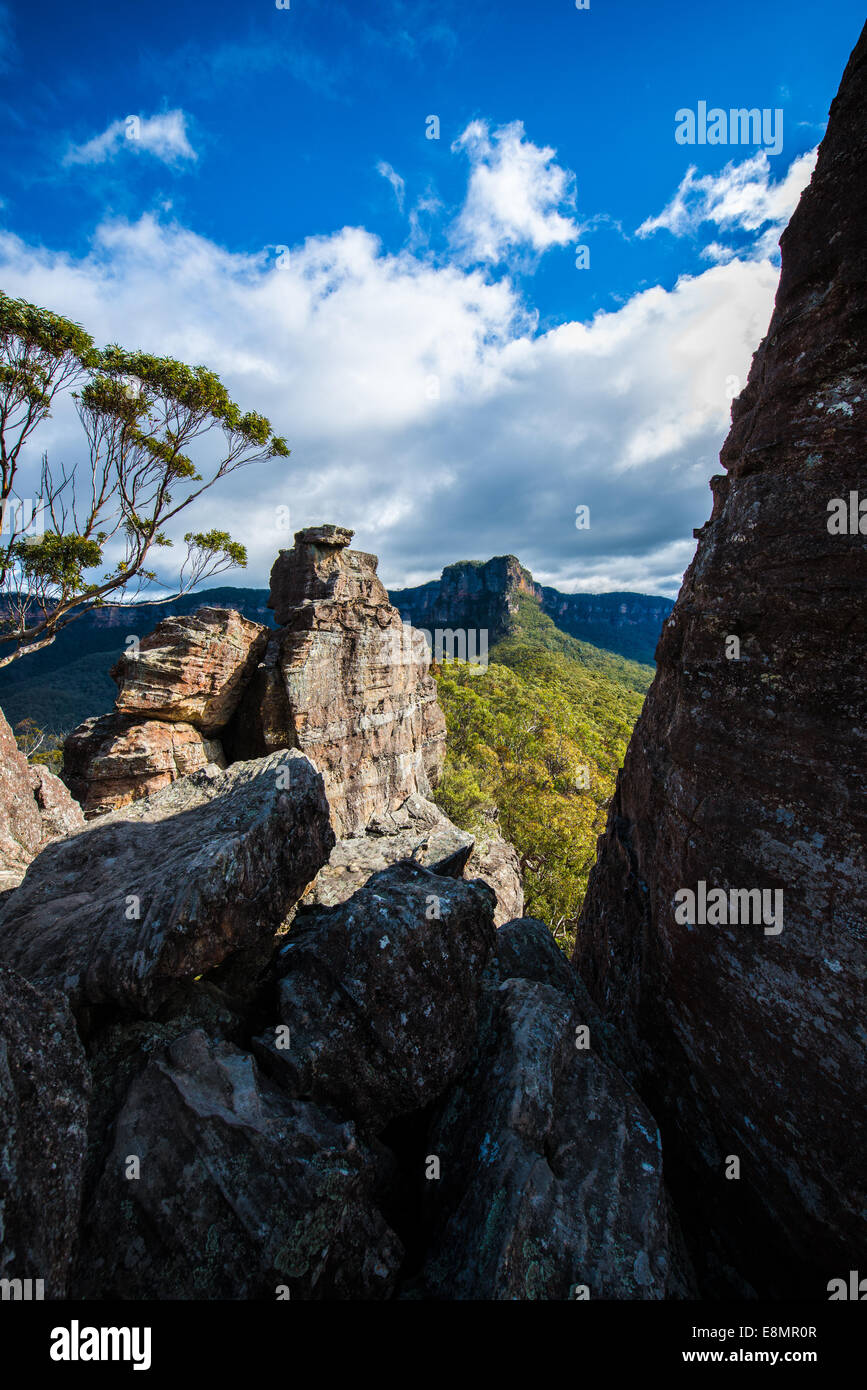 Vista dal castello guardando indietro a collo stretto nelle Blue Mountains vicino a KATOOMBA, Australia. Montare Solitario e il castello. Foto Stock