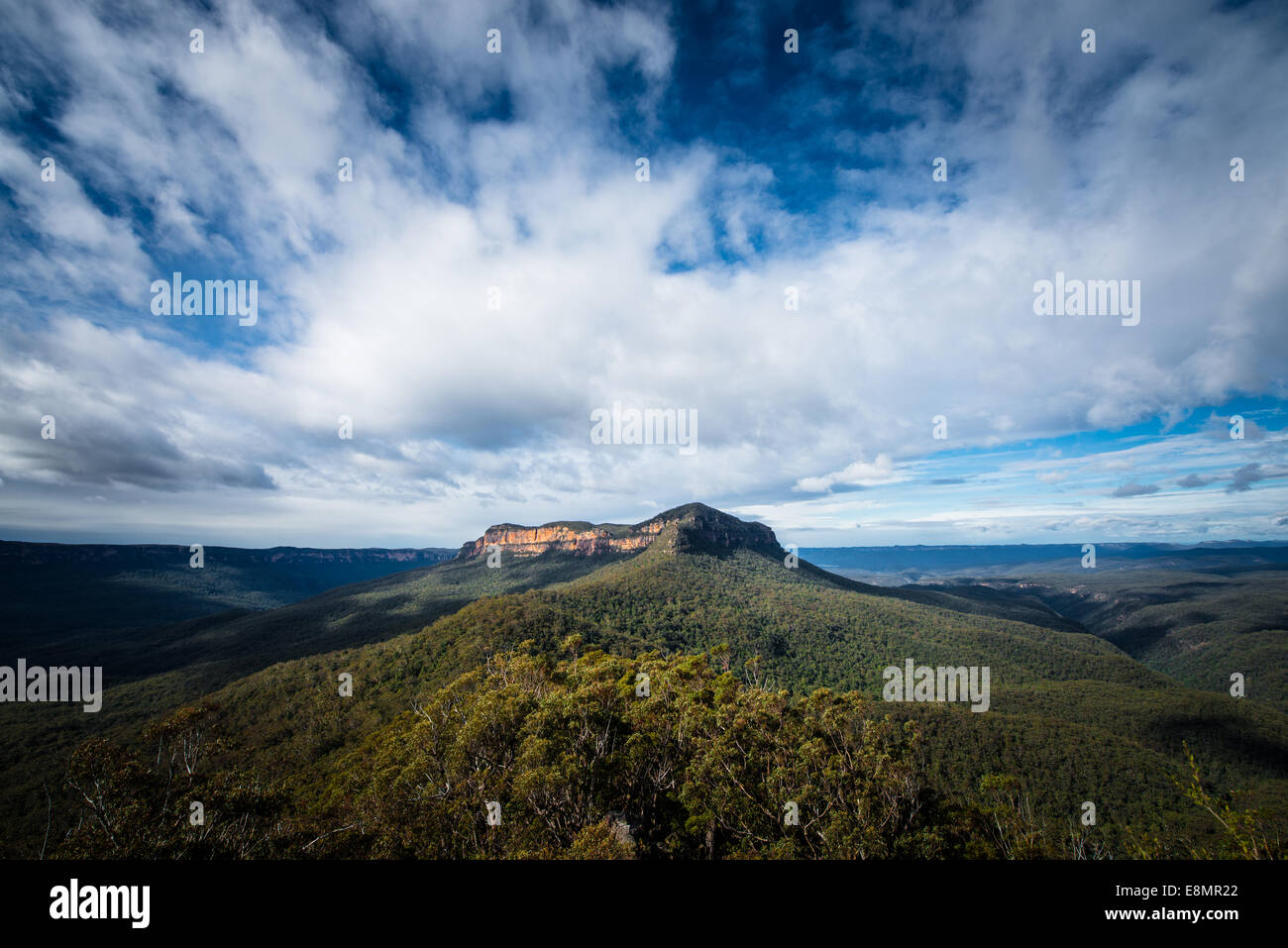 Mt Solitario dal castello. Blue Mountains vicino a KATOOMBA, Australia. Montare Solitario e il castello. Foto Stock