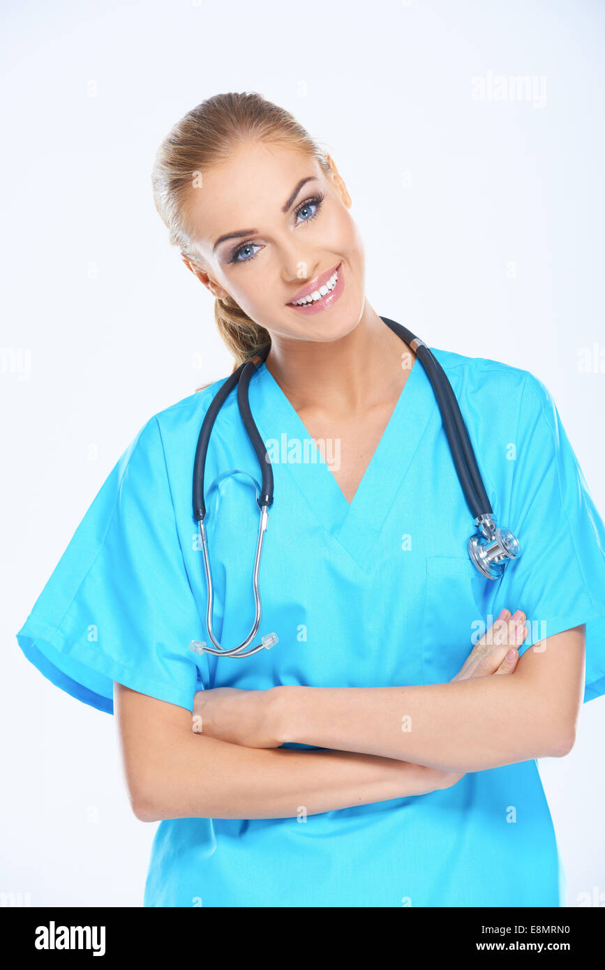 Sorridente Medico sulla luce blu tuta di scrubbing Foto Stock