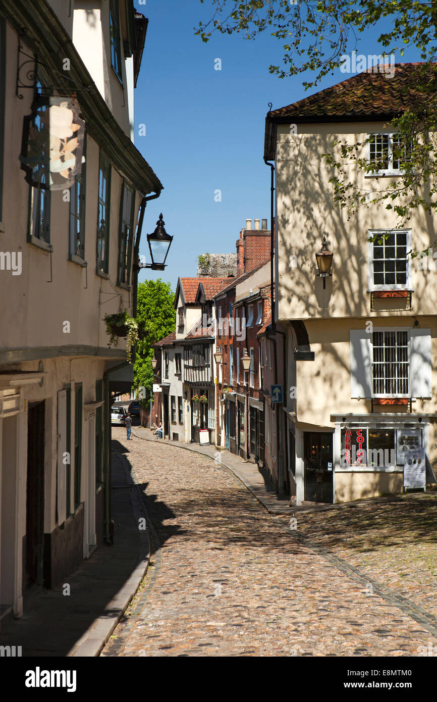 Regno Unito, Inghilterra, Norfolk, Norwich, Tombland, olmo Hill, medioevale strada di ciottoli con le case con la struttura in legno Foto Stock