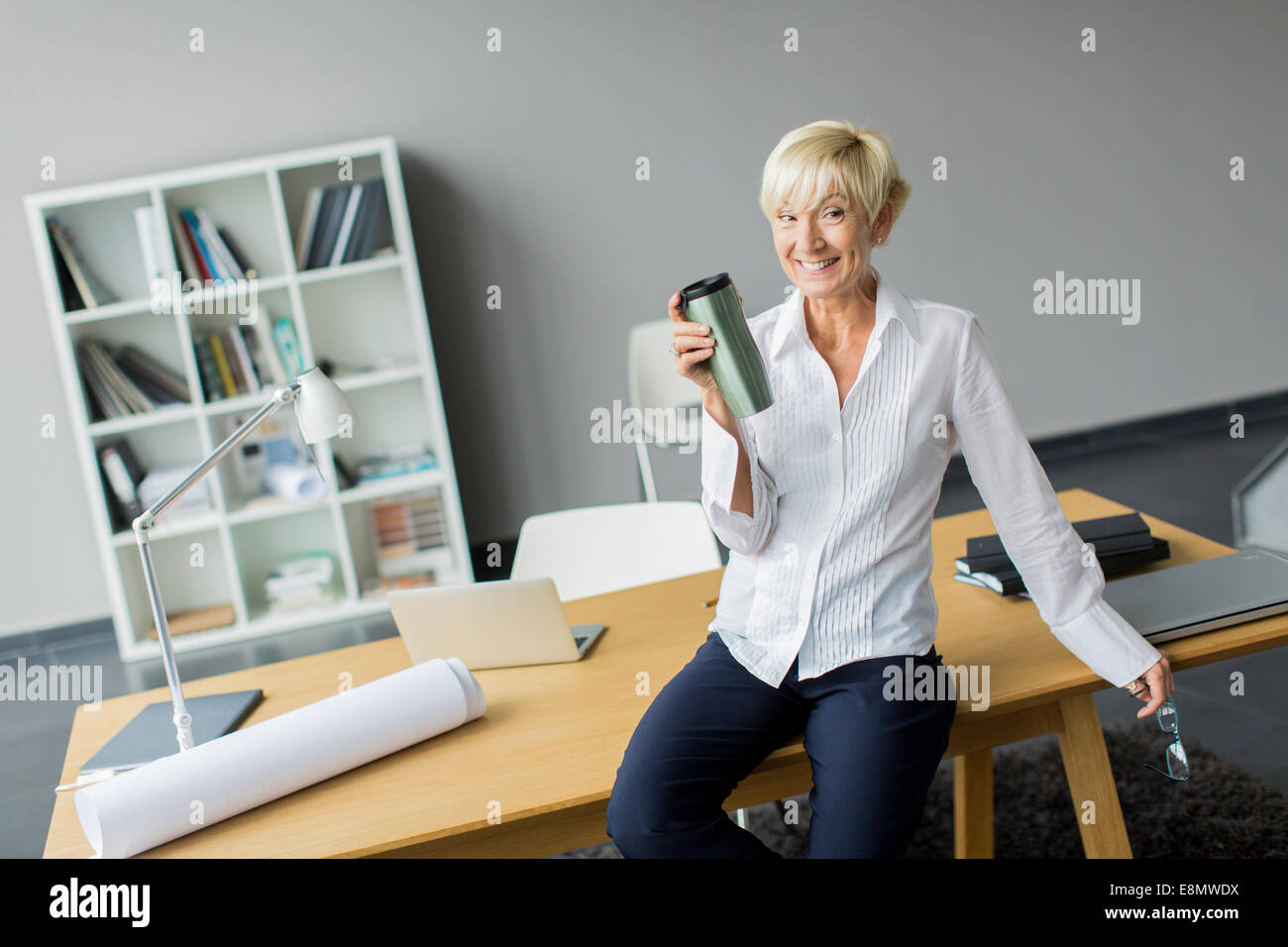 Donna in ufficio Foto Stock