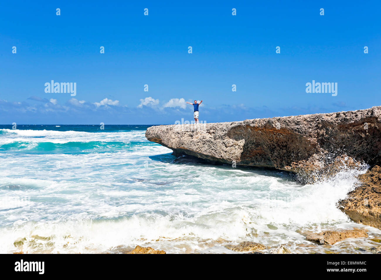 Happy guy sulle rocce su Aruba isola dei Caraibi Foto Stock