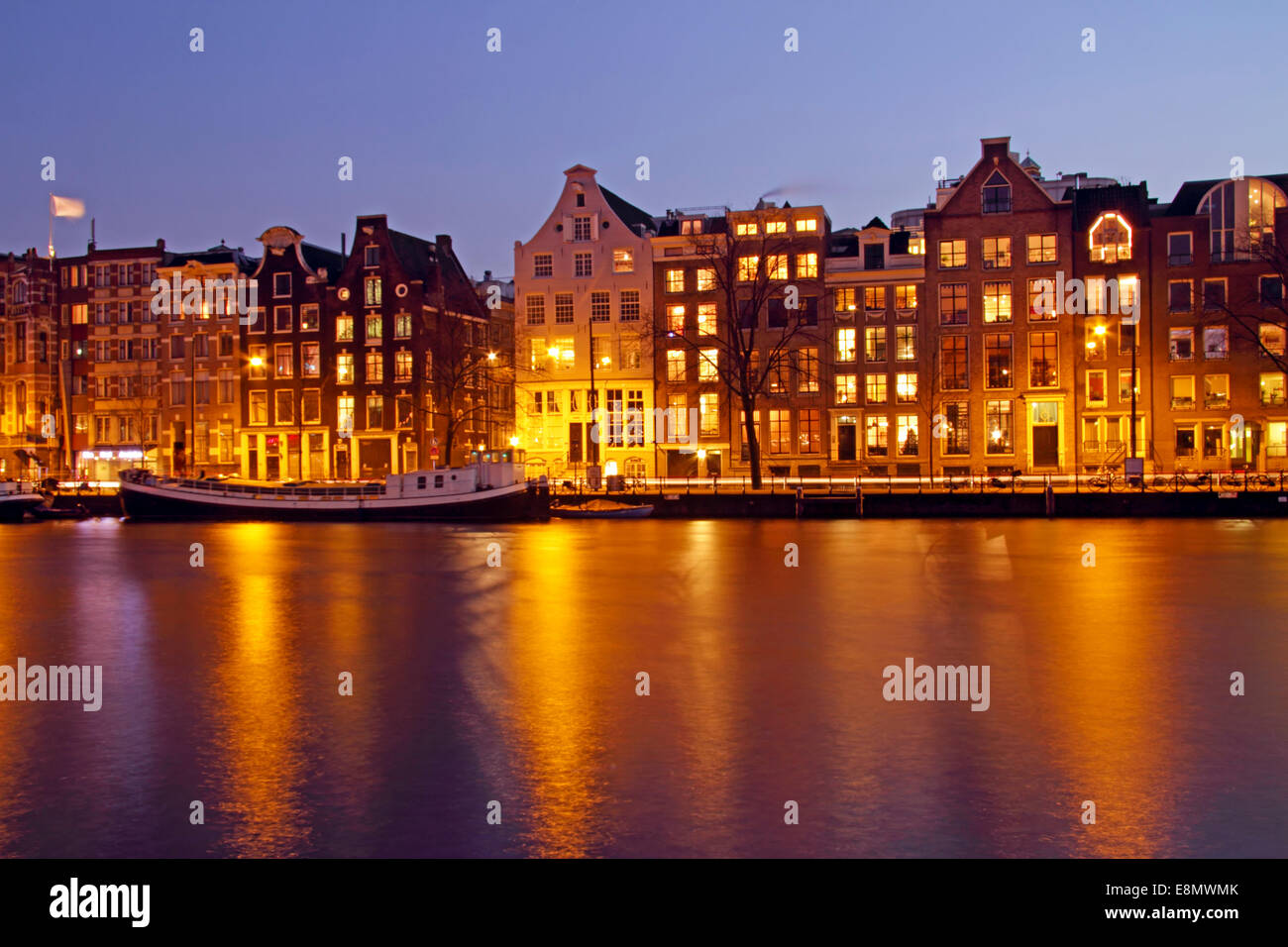 Amsterdam di notte nei Paesi Bassi all'Amstel Foto Stock