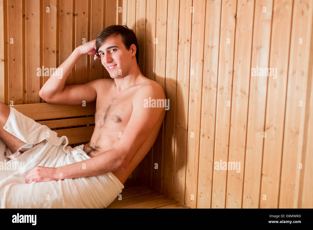 Giovane uomo di rilassarvi nella sauna Foto Stock