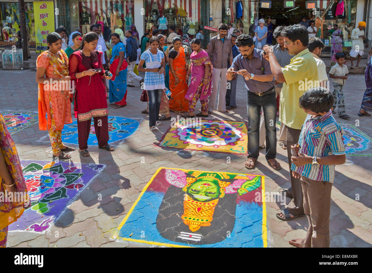 INDIAN STREET ART DI MADURAI foto sul marciapiede persone scattare fotografie con i telefoni cellulari Foto Stock