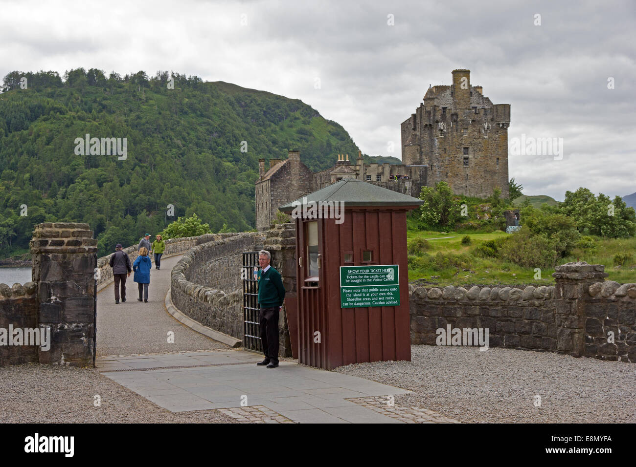 Ingresso visitatori al Castello Eilean Donan accanto a Loch Duich, Scozia Foto Stock