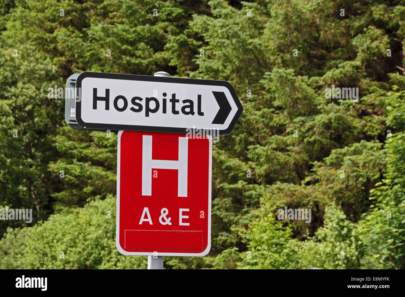 I segni che mostrano la direzione in ospedale con incidente & dipartimento di emergenza Foto Stock