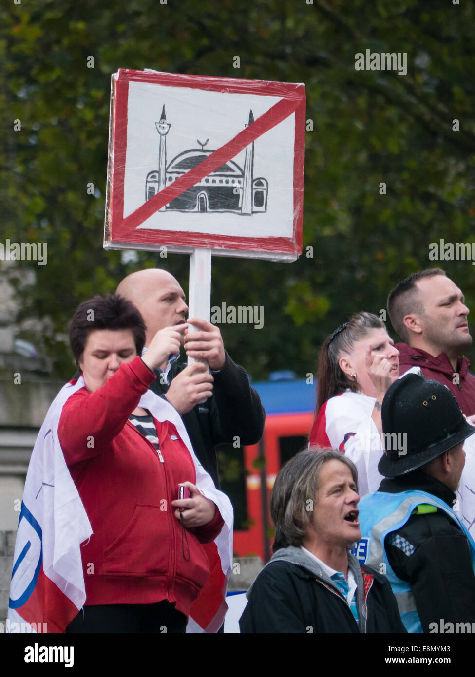 Un membro della Difesa inglese League detiene un segno che mostra una moschea con una linea tracciata attraverso di essa durante una manifestazione di protesta contro una scuola musulmana che è dovuto ad aprire a Portsmouth, Inghilterra Foto Stock