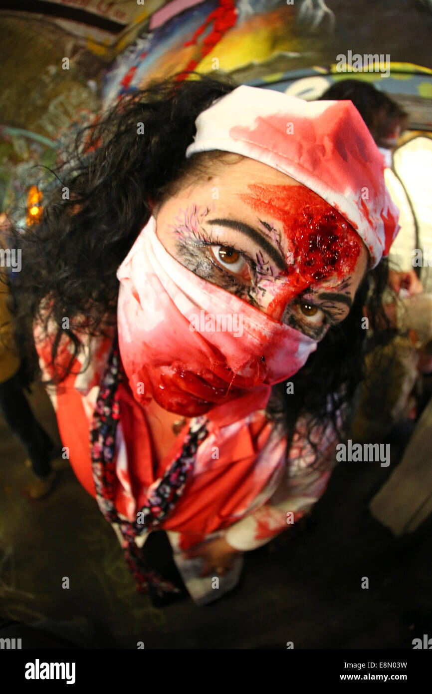 Londra, Regno Unito. 11 ottobre 2014. Gli zombie invadono Londra il mondo zombie giorno a Londra in Inghilterra per sensibilizzare la fame e la mancanza di una fissa dimora Credito: Paul Brown/Alamy Live News Foto Stock