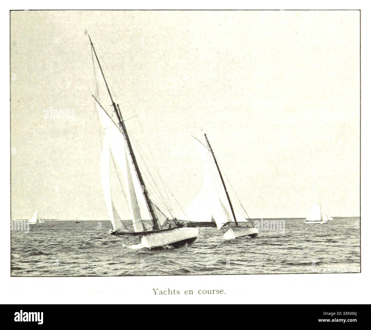 Questa illustrazione d'epoca mostra 101 yacht che gareggiano in un evento competitivo, mettendo in evidenza la cultura marittima e lo sport delle corse di yacht nel tardo XIX secolo. Foto Stock