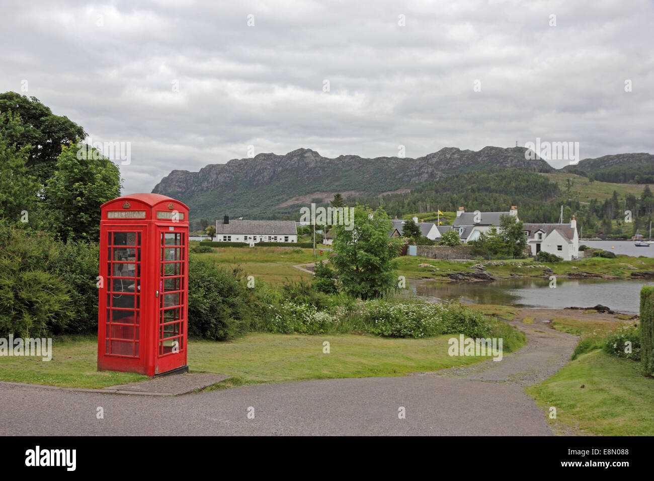 Telefono rosso scatola e villaggio di Plockton, Scozia Foto Stock