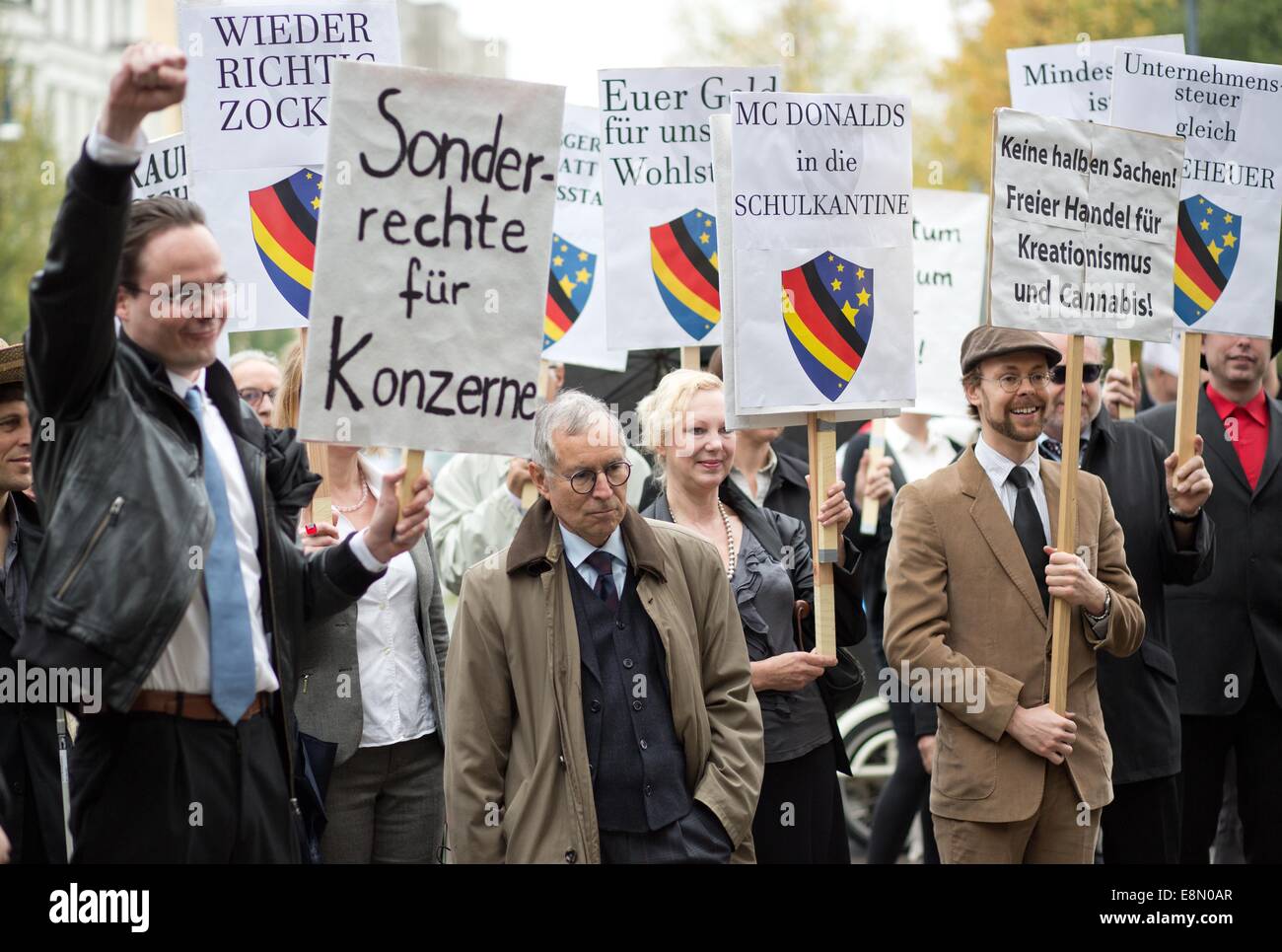 Berlino, Germania. Undicesimo oct, 2014. In un modo da commedia, circa 20 partecipanti hanno protestato contro la UE di accordi di libero scambio con gli Stati Uniti (TTIP) e Canada (CETA) sulla Senefelder Platz a Berlino, Germania, 11 ottobre 2014. Le aziende si aspettano di ricevere profonde influenza politica attraverso la agreemnts. Foto: Joerg Carstensen/dpa/Alamy Live News Foto Stock