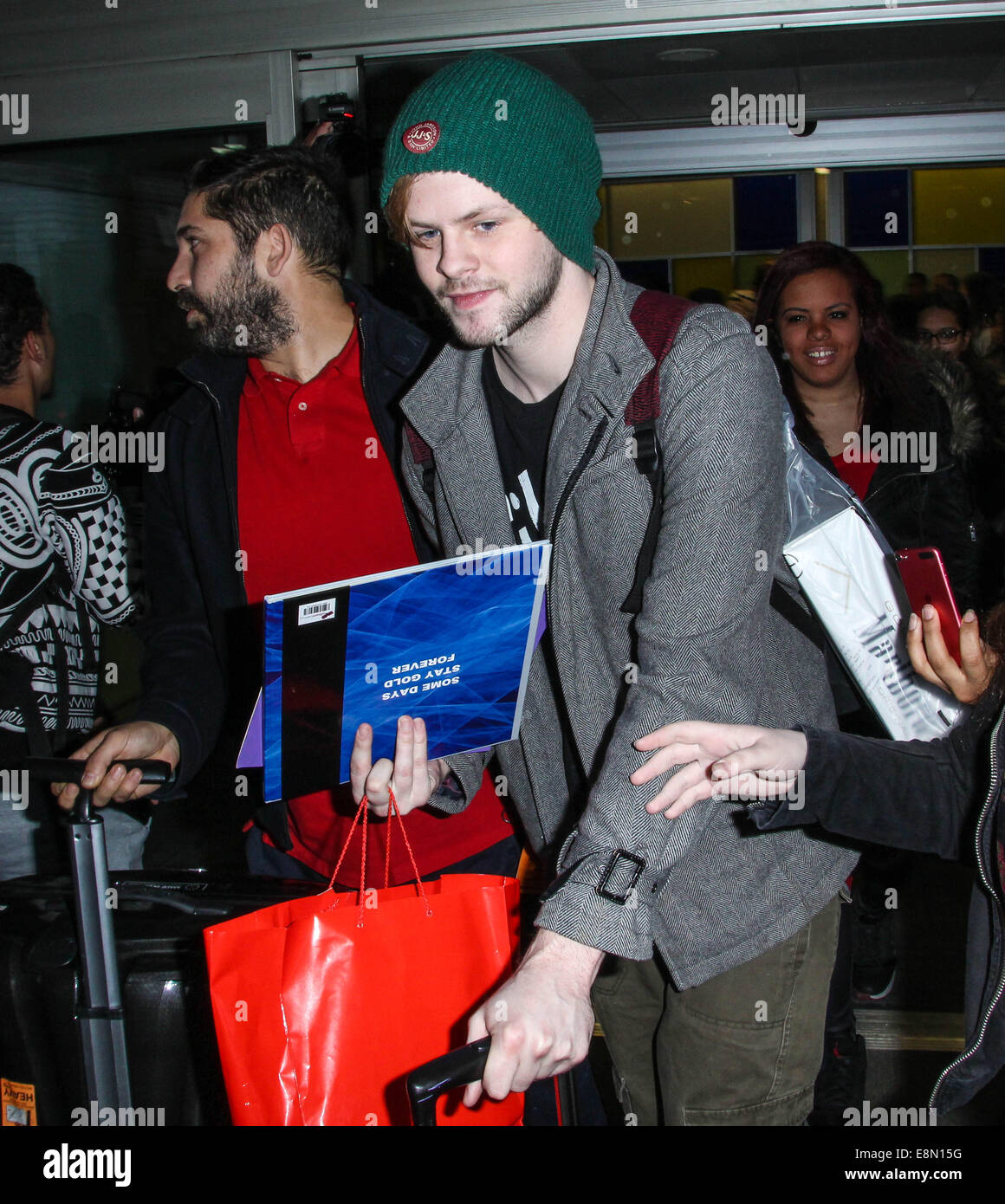 La volevamo arrivare in aeroporto internazionale John F. Kennedy (JFK) su un volo da Londra a eseguire due New York concerti come parte della loro "parola di bocca " tour. Il boy band poste con gli appassionati che sono stati avvistati in attesa del loro arrivo in aeroporto. Dotato di: Jay McGuiness,l'ha voluto dove: New York New York, Stati Uniti quando: 07 Apr 2014 Foto Stock