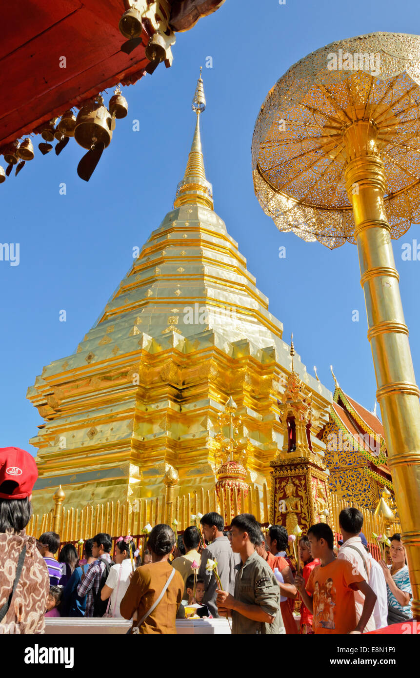 Popolo Thai assemblati i rituali religiosi omaggio al Buddha nella fine della Quaresima buddista giorno al Wat Phra That Doi Suthep Foto Stock