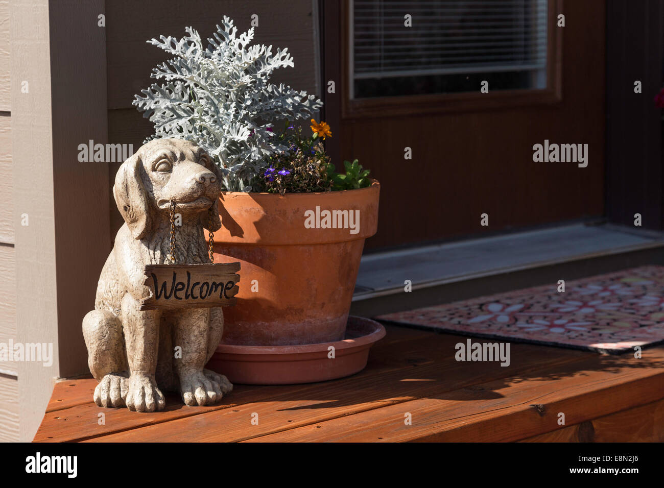 Ponte di legno con i pantaloni e Welcome Dog statua, vetrina di lusso Casa, STATI UNITI D'AMERICA Foto Stock