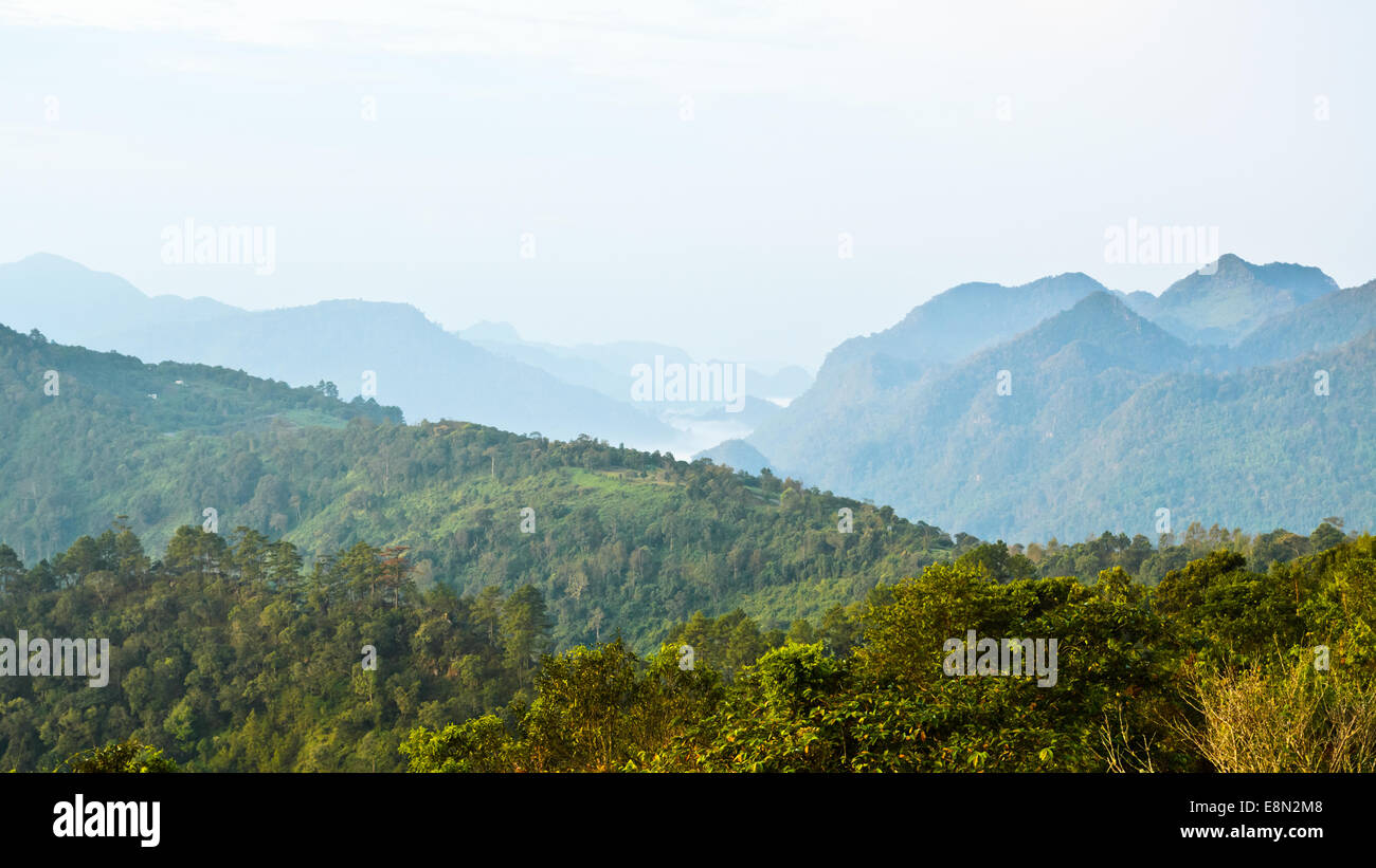Vista panoramica della natura sulla collina a Ang Khang montagne in Chiang Mai provincia della Thailandia Foto Stock