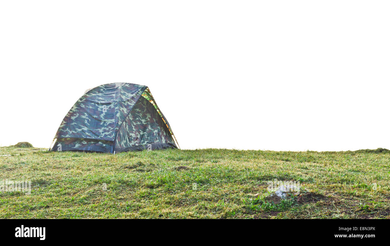 Tende da campeggio con pattern di mimetizzazione all'erba su per la collina di mattina Foto Stock