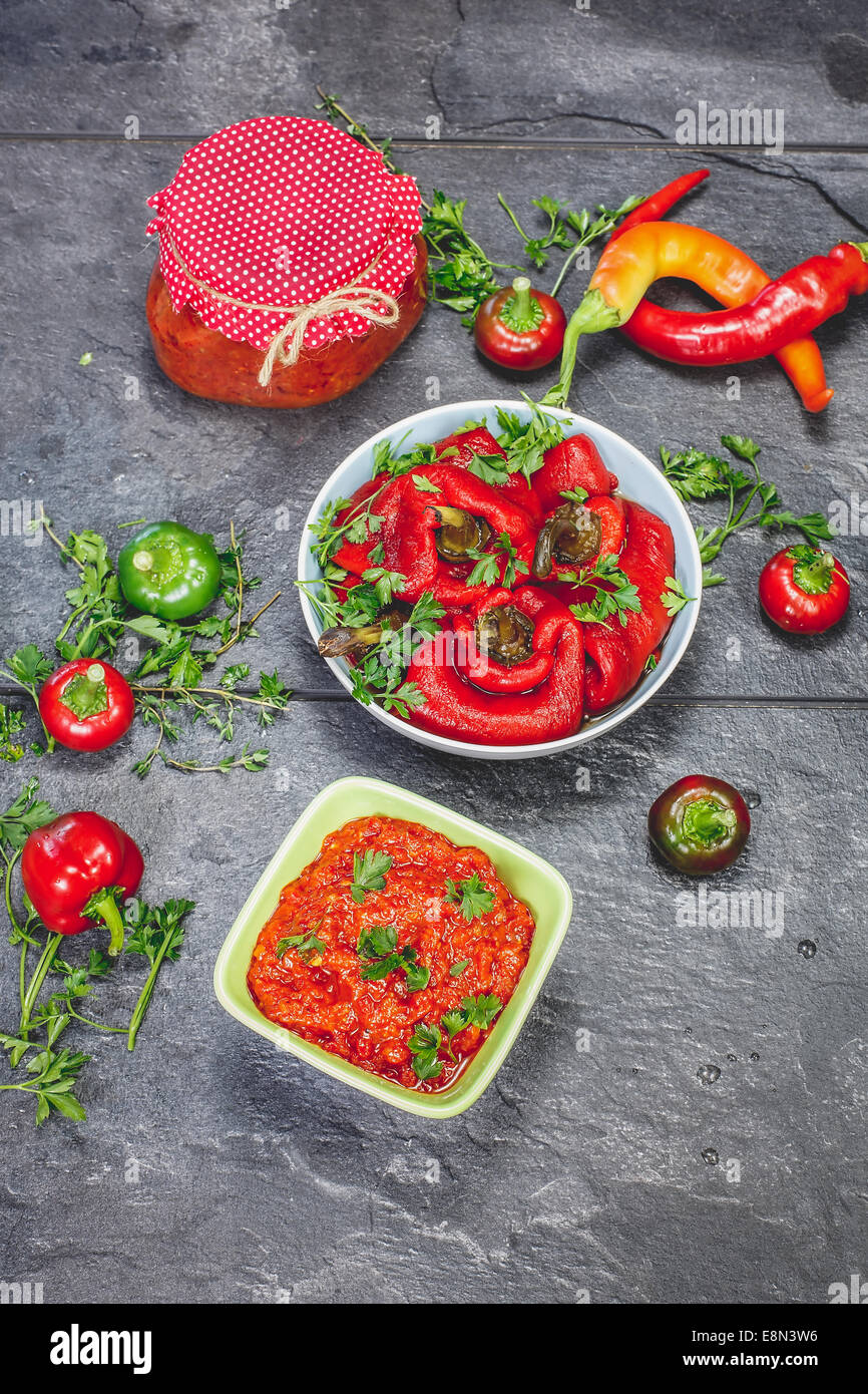 Ajvar, un delizioso arrosto di pepe rosso piatto. Fatto con un vintage retrò filtro. Foto Stock