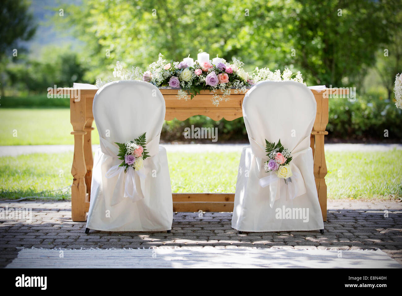 Sedie di nozze di coperchi con rose fresche in un giorno di nozze Foto Stock