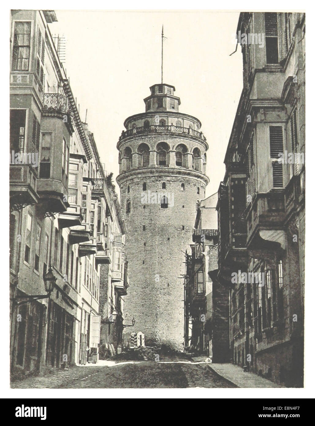 Questa illustrazione del 1895 di Clemente raffigura la Torre di Galata a Istanbul, mostrando il design e il significato della struttura storica nello skyline della città durante la fine del XIX secolo. Foto Stock Questa illustrazione del 1895 di Clemente raffigura la Torre di Galata a Istanbul, mostrando il design e il significato della struttura storica nello skyline della città durante la fine del XIX secolo. Foto Stock