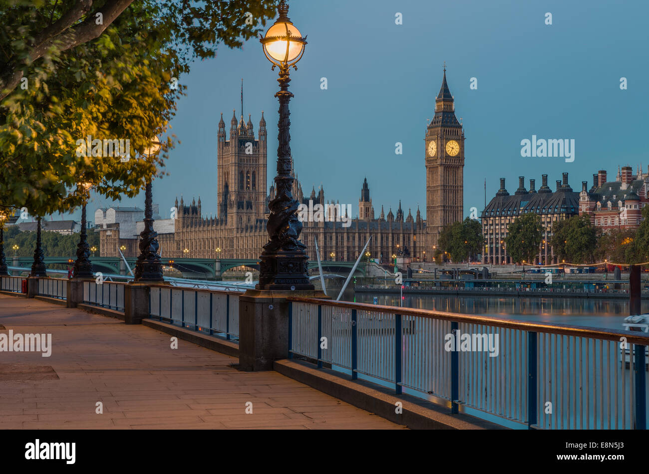 Lampada sulla sponda sud del fiume Tamigi con il Big Ben e il Palazzo di Westminster in background, London, England, Regno Unito Foto Stock