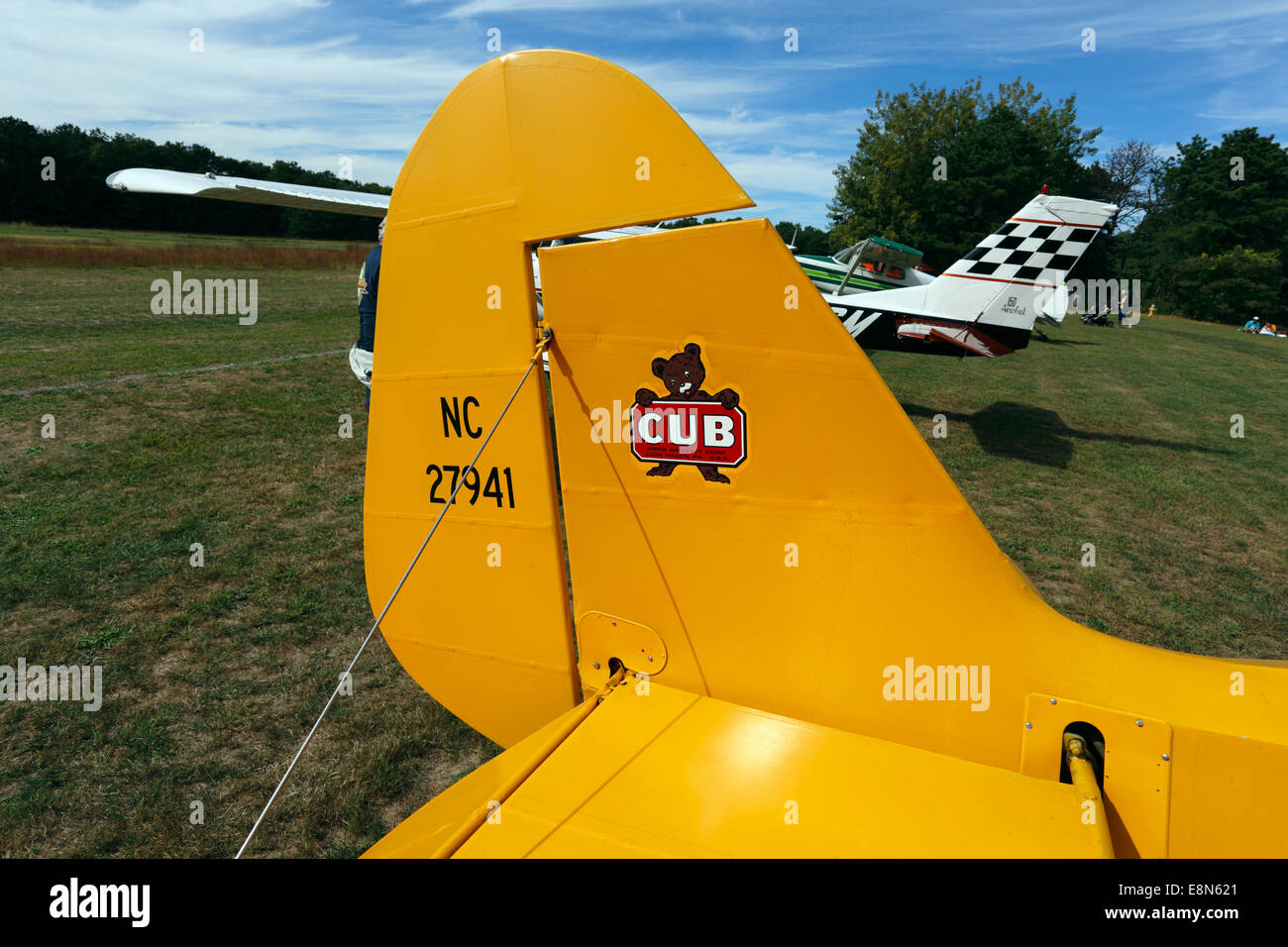 La sezione di coda di Piper Cub aereo aerodromo Bayport Long Island New York Foto Stock