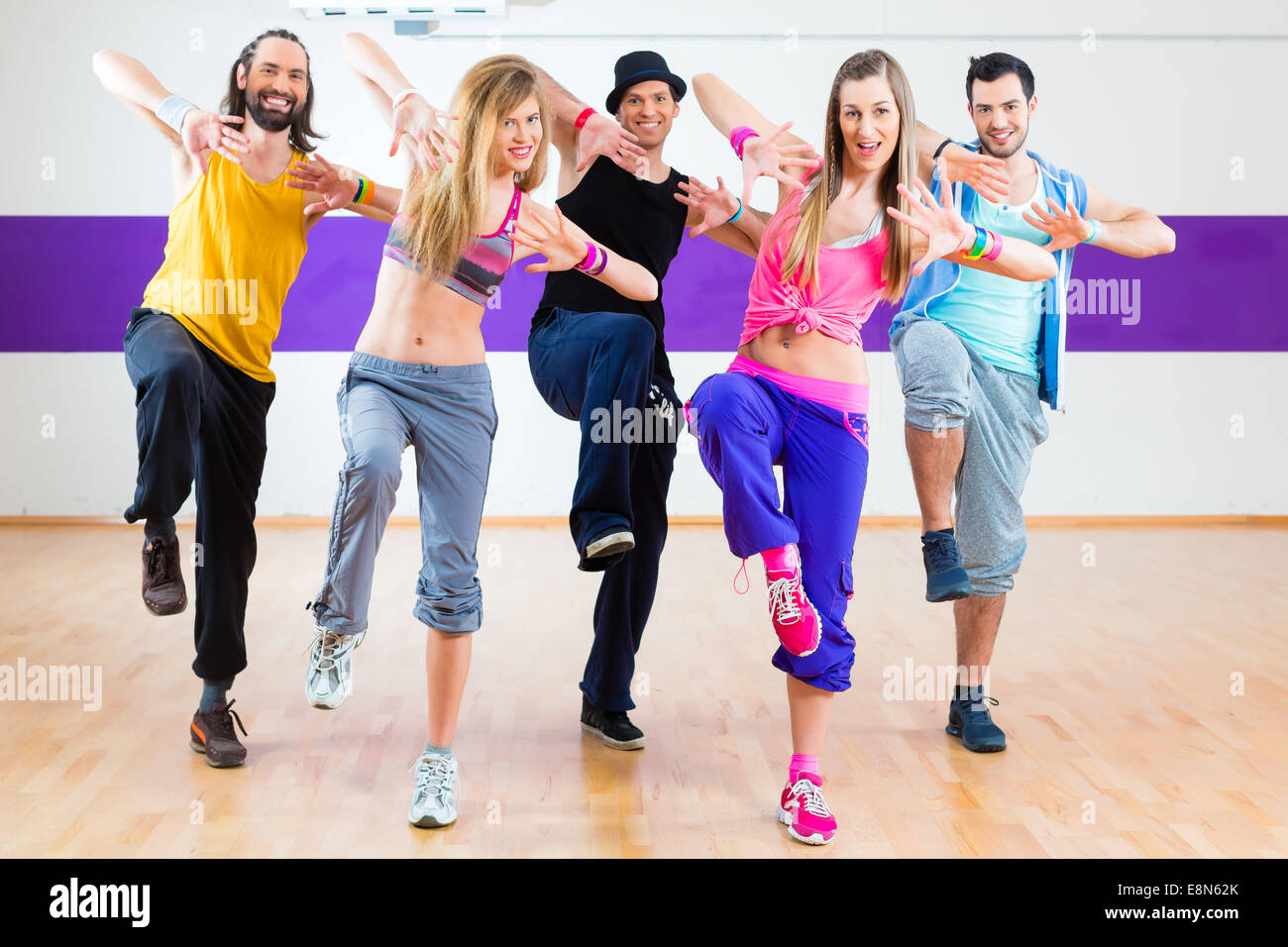 Fitness zumba immagini e fotografie stock ad alta risoluzione - Alamy